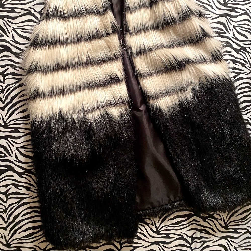 Chic Black and White Faux Fur Vest - Picture 7 of 9
